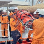 Vượt thời tiết sóng gió, đưa ngư dân gặp sự cố sức khỏe về bờ an toàn