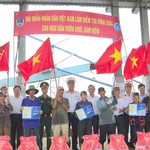 Hải quân Vùng 2 hỗ trợ ngư dân Vĩnh Long vươn khơi