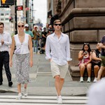 Từ Tokyo đến London: Nắng nóng khiến nam giới mặc quần short đến công sở 
