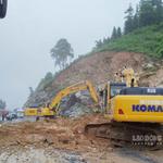 Mưa lớn gây sạt lở gần 200m3 đất đá trên Quốc lộ 4D