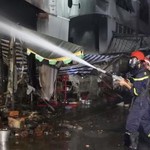 Đồng Nai: Hàng trăm cảnh sát PCCC nỗ lực dập tắt vụ cháy lớn tại dãy ki-ốt khu vực chợ Biên Hòa