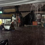 TP. Hồ Chí Minh mưa lớn cuối ngày, nhiều tuyến đường ngập, người dân chật vật di chuyển