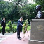 Thủ tướng Lê Minh Hưng dâng hương tại tượng Bác Hồ ở New Delhi