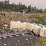 Khoảnh khắc ôtô mất lái, lật nghiêng trên cao tốc, nghi do tài xế buồn ngủ