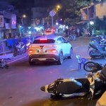 Ôtô tông nhiều xe máy trước quán nhậu ở TP. Hồ Chí Minh