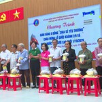 Ấm áp “Gian hàng 0 đồng” sẻ chia yêu thương