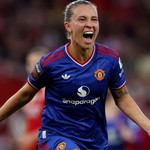 Holmberg cứu Arsenal ở phút bù giờ, Manchester United có điểm đầu tiên tại WSL