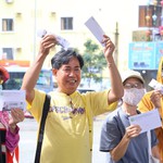 Trúng thưởng ở trạm xe buýt, ân tình từ những chuyến xe quen