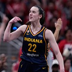 Caitlin Clark tỏa sáng, Indiana Fever cân bằng loạt trận playoff WNBA