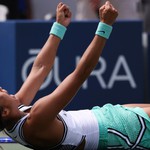 US Open: Zheng Qinwen ngược dòng ngoạn mục, Naomi Osaka cùng vào vòng 4