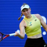 US Open: Rybakina áp đảo Osaka, Zheng Qinwen gây bất ngờ trước Swiatek để vào tứ kết