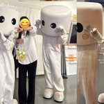 IU trong bộ trang phục marshmallow dễ thương gây bất ngờ cho người hâm mộ tại buổi triển lãm kỷ niệm 15 năm