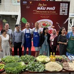 Sở Ngoại vụ TP.HCM tổ chức chương trình học nấu phở dành cho Lãnh sự đoàn