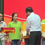 Chủ tịch nước thăm, tặng quà Tết cho công nhân và người dân khó khăn tại TP. Thủ Đức