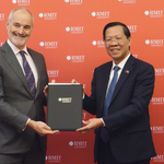 Chủ tịch UBND TP.HCM trao giấy chứng nhận đầu tư cho đại học RMIT
