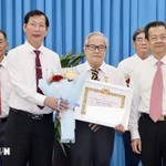 Trao Huy hiệu Đảng cho hàng ngàn Đảng viên nhiều năm tuổi Đảng