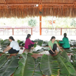 Nghệ nhân tất bật chuẩn bị bánh chưng 1,6 tấn cho ngày Giỗ Tổ Hùng Vương