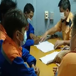 Tiếp nhận, đưa 4 ngư dân bị nạn trên biển vào bờ an toàn