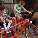 Cậu bé 11 tuổi chế tạo xe đạp đặc biệt cho em trai bị liệt