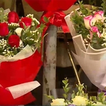 Thị trường hoa và quà tặng nhộn nhịp mừng ngày 8/3