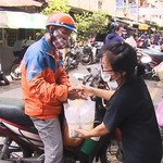 Dịch vụ giao đồ ăn cạnh tranh thời bão giá