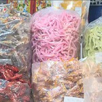 Hàng Tết dồi dào, sức mua đối lập giữa siêu thị và chợ truyền thống