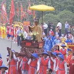 Độc lạ lễ rước kiệu về đền Hùng