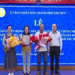 Trao giấy chứng nhận quyền sử dụng đất cho các hộ dân khu đô thị Thủ Thiêm