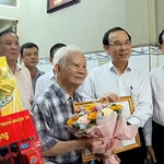 Bí thư Thành ủy TP.HCM thăm, chúc thọ người cao tuổi