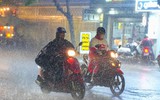 Mưa lớn, sấm chớp liên tục ở TP. Hồ Chí Minh: Cảnh báo còn kéo dài