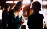 Phim tài liệu về Elizabeth Holmes gây chú ý với cách kể chuyện khó đoán
