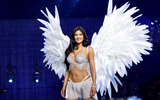 Victoria’s Secret Fashion Show 2026 biến hóa sàn diễn với bốn mùa