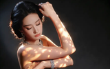 Lưu Diệc Phi hóa “thiên nga đen” với đầm lông vũ cầu kỳ