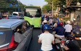 Kẹt xe kéo dài trên đường Mai Chí Thọ, người dân vất vả vào trung tâm Thành phố