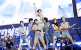Hwasa khuấy động sân khấu lễ hội Trường Đại học Yonsei