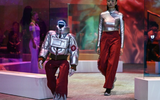 Khi robot "sải bước" trên sàn catwalk
