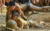 Hàng nghìn người xem tranh cầu trên sới bùn tại lễ hội độc đáo ở Bắc Ninh