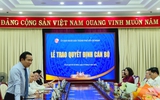 Chủ tịch UBND TP. Hồ Chí Minh trao quyết định điều động, bổ nhiệm cán bộ và cho thôi việc theo nguyện vọng