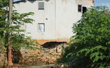 Suối giáp ranh TP. Hồ Chí Minh - Đồng Nai sạt lở, khoét sâu vào móng nhà dân
