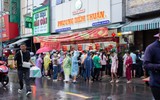 Tiệm tăng giá bánh Trung thu, khách vẫn đội mưa chờ đến lượt