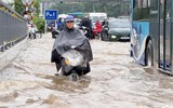 Nhiều trường ở Hà Nội học trực tuyến do mưa ngập