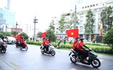 Hòa vào sắc đỏ rợp trời, dòng người rạng rỡ đón Tết Độc lập