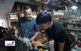 Nghề làm đàn guitar trở thành di sản gia đình | Người chung quanh ta