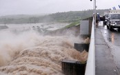 Thủy điện xả lũ về hạ du với lưu lượng gần 9.800 mét khối/giây