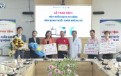 Trao tặng thiết bị y tế cho các cơ sở y tế trên địa bàn