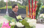 Bí thư Thành ủy TP.HCM Trần Lưu Quang và đoàn đại biểu dâng hương tưởng nhớ Anh hùng liệt sĩ
