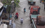 Khốn khổ vì triều cường: Đường Trần Xuân Soạn biến thành sông