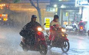 Mưa lớn, sấm chớp liên tục ở TP. Hồ Chí Minh: Cảnh báo còn kéo dài