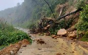 Sạt lở đất đá ở Nam Trà My, Đà Nẵng, đường vào khu dân cư tê liệt