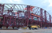 Cận cảnh công tác chuẩn bị hạ thủy kết cấu vòm thép cầu đi bộ qua sông Sài Gòn
